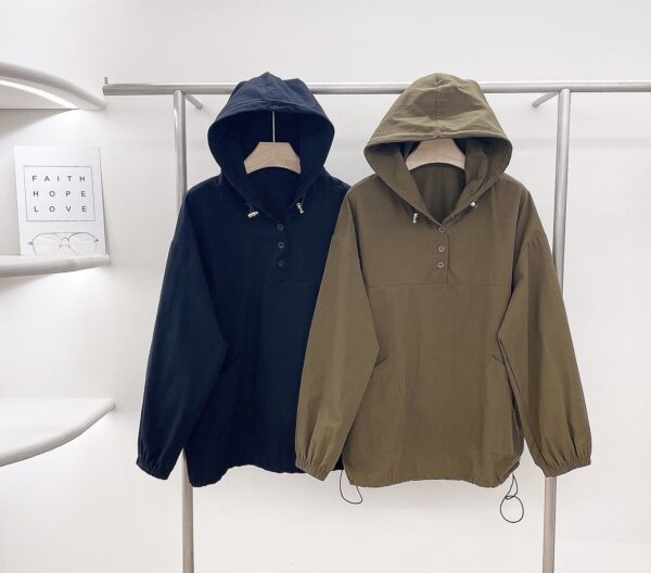 排扣雙口袋抽繩連帽Tee