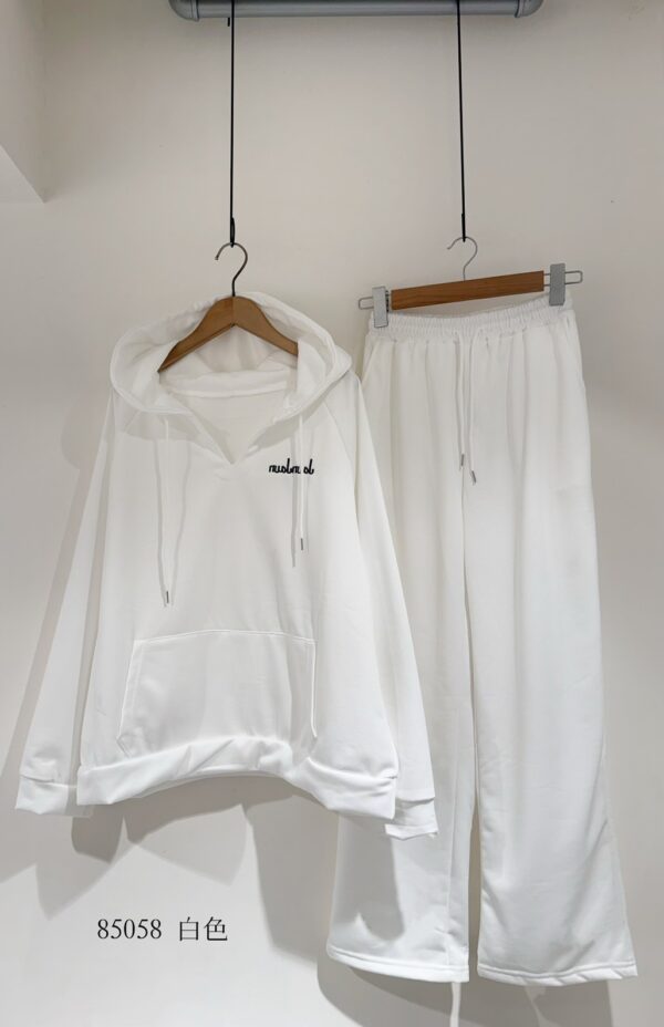 減齡英字刺繡連帽套裝