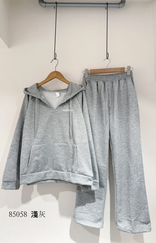 減齡英字刺繡連帽套裝