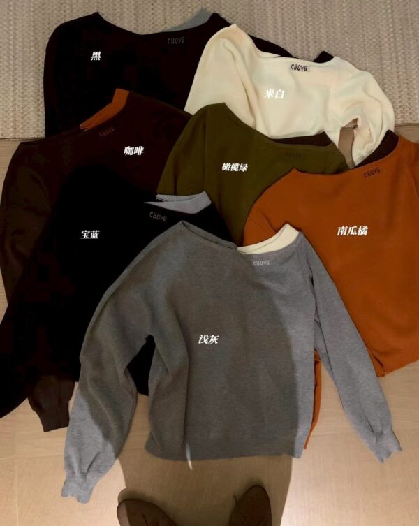 露肩撞色針織上衣